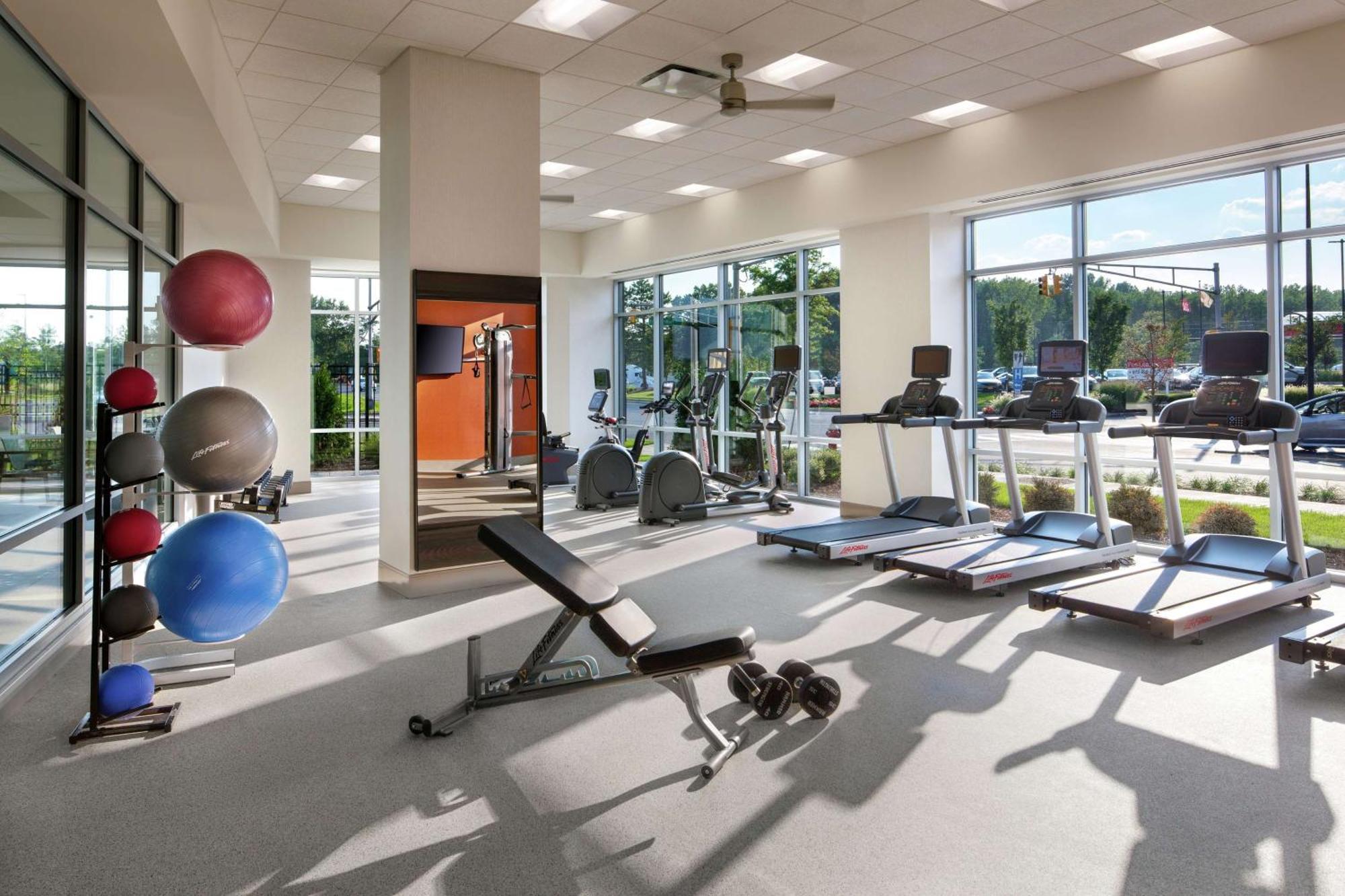 Hampton Inn & Suites Teaneck/Glenpointe Εξωτερικό φωτογραφία
